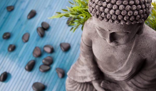 Buddha mit Bambus und Massage Steinen